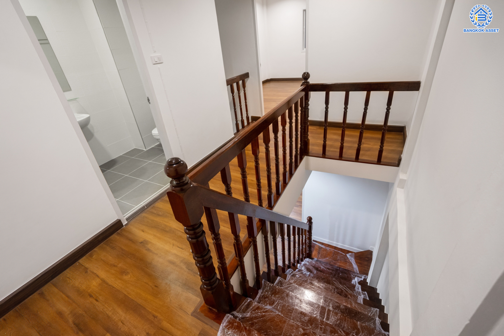 บ้านมือสองตกแต่งใหม่ ม.ศรีบัณฑิต5 บางกรวย ทาวน์เฮ้าส์ 3 ชั้นหลังใหญ่ เนื้อที่ 18 ตร.ว. ทำเลโซนเมือง ฟังก์ชัน 4 ห้องนอน 3 ห้องน้ำ 1 ที่จอดรถ ตอบโจทย์ทุกการเข้าอยู่ พร้อมรองรับครอบครัวขยาย อยู่บนทำเลเชื่อมต่อหลายเส้นทาง ใกล้จุดขึ้นทางด่วน "ศรีรัช" และรถไฟฟ้าสายสีน้ำเงิน "สถานีบางอ้อ"